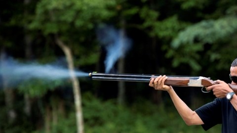 En esta foto fechada en agosto 2012 y divulgada por la Casa Blanca el sábado pasado, el Presidente Obama practica tiro al blanco en Camp David.