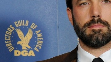 Ben Affleck posó el sábado con su premio DGA al Mejor Director por 'Argo'.