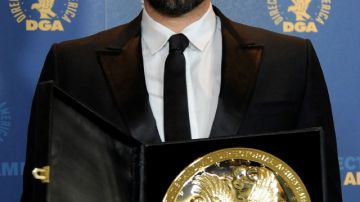 Ben Affleck posó el sábado con su premio DGA al Mejor Director por 'Argo'.