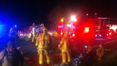 Cuerpos de bomberos en la escena del accidente.