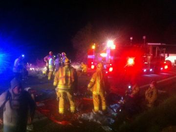 Cuerpos de bomberos en la escena del accidente.