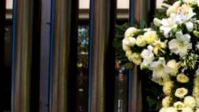 Cerca del edificio B2 de Pemex se pueden ver flores y recordatorios en memoria de las víctimas de la tragedia.