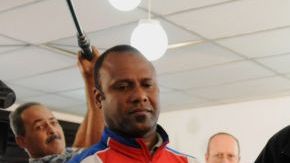 Fidel Castro es observado con admiración por menores durante su aparición para emitir su voto ayer.