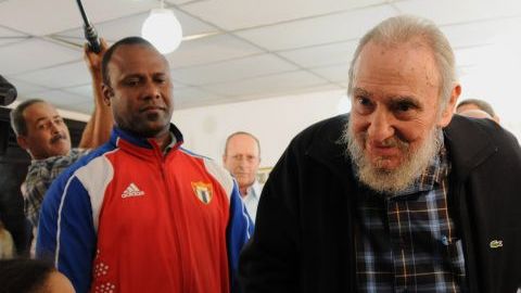 Fidel Castro es observado con admiración por menores durante su aparición para emitir su voto ayer.