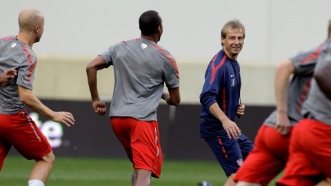 Jurgen Klinsmann (centro) está en deuda  con la afición y la selección ya debe mostrar una mejor cara.