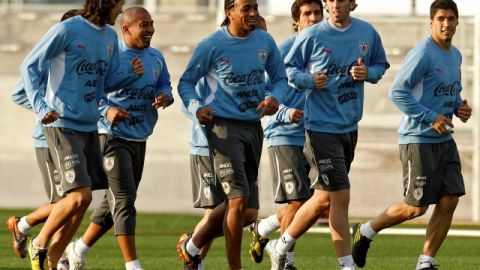 Edinson Cavani, Álvaro Pereira, Diego Godín y Luis Suárez encabezan una práctica de la selección 'celeste', actual campeona de América.