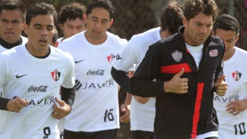 Leandro Cufré (de negro), aquí trotando con el goleador Omar Bravo en la práctica, confía en que los Zorros lograrán la permanencia.