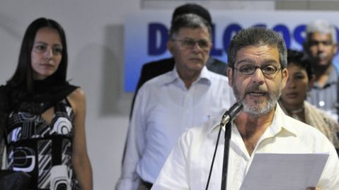 Luis Alberto Albán, alias Marco León Calarcá (d), miembro de las FARC habla junto a la holandesa Tanja Nijmeijer (izq.), ayer.