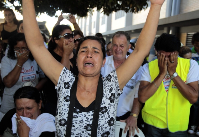 Un grupo de personas llora por muerte del candidato presidencial paraguayo de la Unace, Lino Oviedo, ayer, en Asunción.