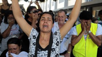 Un grupo de personas llora por muerte del candidato presidencial paraguayo de la Unace, Lino Oviedo, ayer, en Asunción.