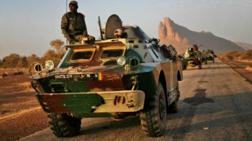 Un convoy de tropas malienses hace una parada para probar algunas de sus armas, cerca de Hambori, al norte de Mali, ayer.