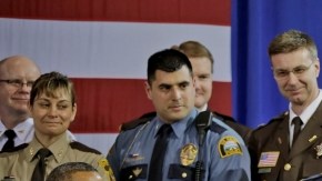 El presidente de EEUU, Barack Obama, acudió ayer a las instalaciones del Departamento de Policía de Minneapoliss, Minnesota, donde habló con agentes y dirigentes comunitarios.