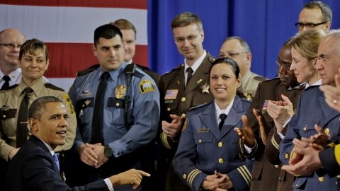 El presidente de EEUU, Barack Obama, acudió ayer a las instalaciones del Departamento de Policía de Minneapoliss, Minnesota, donde habló con agentes y dirigentes comunitarios.