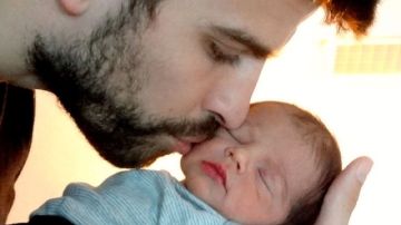 Primera foto oficial del hijo de Shakira, Milan Piqué Mebarak, en brazos del padre  Gerard Piqué.
