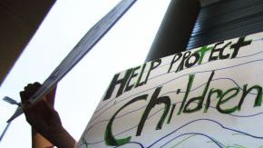 Familiares de alumnos de la escuela Miramonte protestan por los abusos cometidos por dos empleados, el pasado 6 de febrero de 2012.