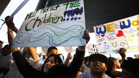 Familiares de alumnos de la escuela Miramonte protestan por los abusos cometidos por dos empleados, el pasado 6 de febrero de 2012.