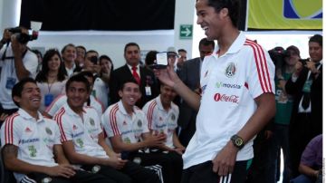 Giovani dos Santos bromea con sus compañeros tras recibir su pin como reconocimiento por haber ganado el oro olímpico.