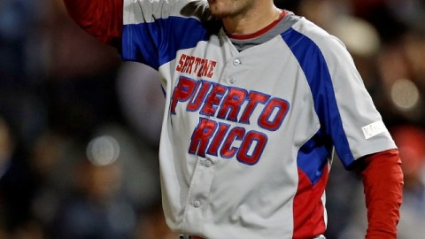 Saúl Rivera, taponero de Puerto Rico, celebra su rescate.