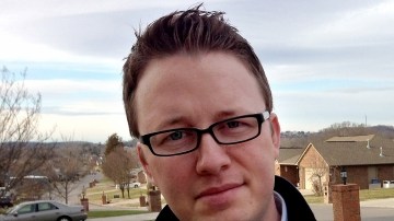 Wes Comer muestra el uniforme de  Boy Scout de su hijo, Isaiah. Él y su familia están en contra de admitir gays en la organización.