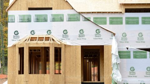 La construcción de casas en EEUU se aceleró un 15 % en septiembre y alcanzó la tasa anualizada de 872,000 unidades, la más alta en más de cuatro años, informó  el Departamento de Comercio.