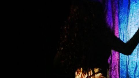'Mitzi' baila con su sombra en 'Esta Noche' de San Francisco.