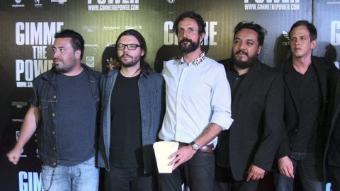 Los integrantres de Molotov posan con Olallo Rubio director de 'Gimme the power'.