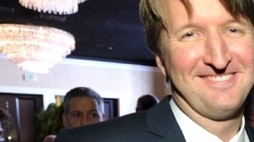 Anne Hathaway junto al director de 'Les Misérables', Tom Hooper, el pasado lunes en el Almuerzo del Oscar en Beverly Hills.