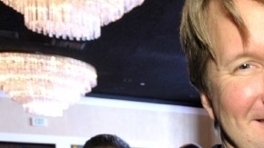 Anne Hathaway junto al director de 'Les Misérables', Tom Hooper, el pasado lunes en el Almuerzo del Oscar en Beverly Hills.