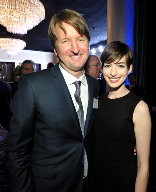 Anne Hathaway junto al director de 'Les Misérables', Tom Hooper, el pasado lunes en el Almuerzo del Oscar en Beverly Hills.