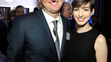 Anne Hathaway junto al director de 'Les Misérables', Tom Hooper, el pasado lunes en el Almuerzo del Oscar en Beverly Hills.