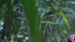 En la obra 'First Woman on the Moon', la dramaturga Elia Arce utiliza un fotomontaje para relatar la historia de su vida.