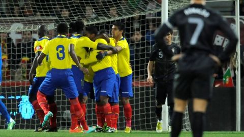 Cristiano Ronaldo (7) sufre a distancia el festejo del primer gol de Ecuador ante Portugal, logrado por Antonio Vaencia.
