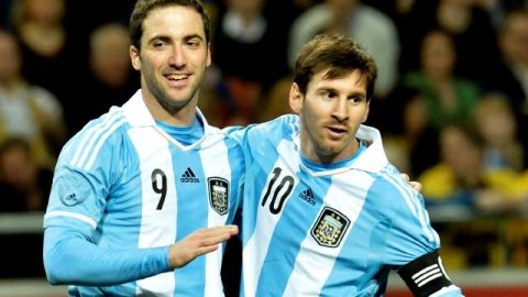 Gonzalo Higuaín (9) recibe la felicitación de Messi, después de anotar el tercer gol Argentina en el estadio Nya Ullevi de Gothenburg, Suecia.