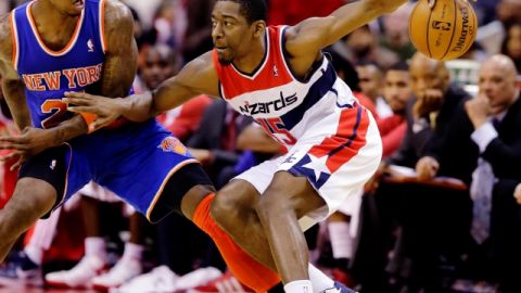 Jordan Crawford (der.), de Wizards, lucha por sacudirse la marca de  Iman Shumpert, de los Knicks de Nueva York, en el juego de ayer.