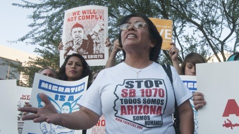 Manifestantes por la inmigración marchan frente a la sede principal de la Oficina de Inmigración y Aduanas, en Phoenix, Arizona.