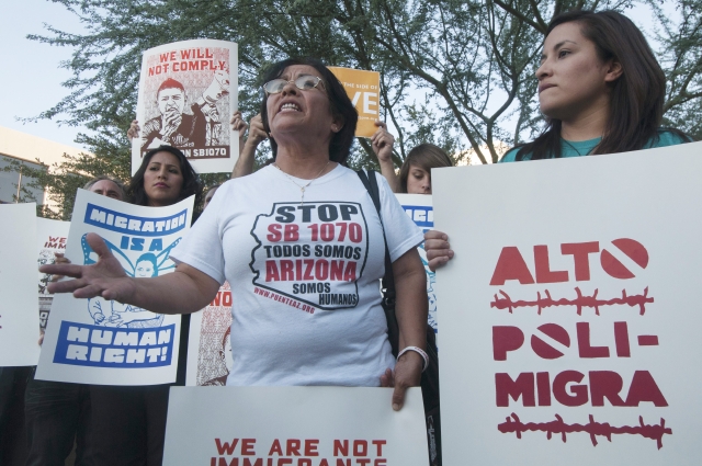Manifestantes por la inmigración marchan frente a la sede principal de la Oficina de Inmigración y Aduanas, en Phoenix, Arizona.