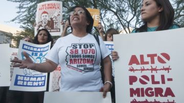 Manifestantes por la inmigración marchan frente a la sede principal de la Oficina de Inmigración y Aduanas, en Phoenix, Arizona.