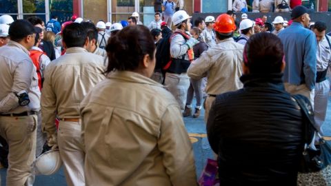 Trabajadores de PEMEX regresaron a trabajar luego de casi una semana de la suspensión de actividades debido a la explosión ocurrida  en el edificio B2 de la paraestatal.