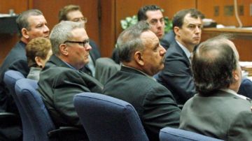 Los acusados, los cinco exconcejales  de Bell, escucharon el testimonio en su contra del exconcejal Luis Velez.