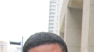 Derick Elizarraras (der.) explica la agresión que, según alega, sufrió sin razón a manos de policías de Houston,