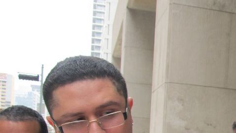 Derick Elizarraras (der.) explica la agresión que, según alega, sufrió sin razón a manos de policías de Houston,