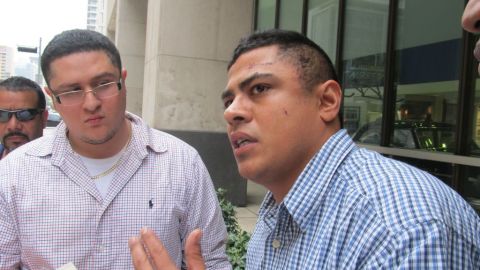 Derick Elizarraras (der.) explica la agresión que, según alega, sufrió sin razón a manos de policías de Houston,