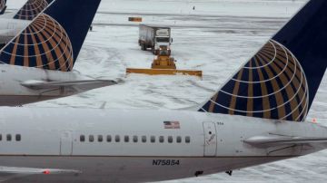 La tormenta invernal causó estragos en los aeropuertos de la ciudad, con 596 vuelos cancelados en O’Hare y 135 en Midway por la noche, según el Departamento de Aviación de Chicago