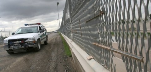 Agentes de la Patrulla Fronteriza vigilan la cerca, cortada en varias zonas, en la frontera con México en El Paso, Texas.