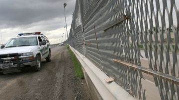 Agentes de la Patrulla Fronteriza vigilan la cerca, cortada en varias zonas, en la frontera con México en El Paso, Texas.