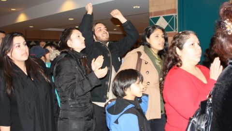 Personas que se quedaron fuera de la audiencia pública programada por CPS.