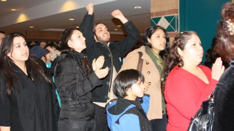 Personas que se quedaron fuera de la audiencia pública programada por CPS.