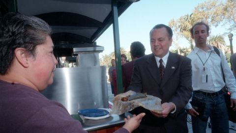 El concejal saliente Ed Reyes (centro) en foto de noviembre de 2001 con una vendedora ambulante de tamales en MacArthur Park.