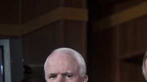 El grupo de senadores de ambos partidos conformado por Chuck Schumer (d), Dick Durbin (c) y John McCain (i) participan en la reunión anual entre medios latinos y el Equipo de Iniciativas Hispanas del Senado.