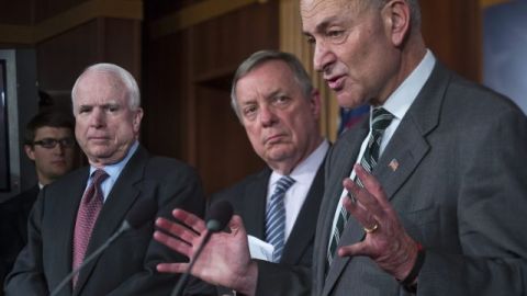 El grupo de senadores de ambos partidos conformado por Chuck Schumer (d), Dick Durbin (c) y John McCain (i) participan en la reunión anual entre medios latinos y el Equipo de Iniciativas Hispanas del Senado.